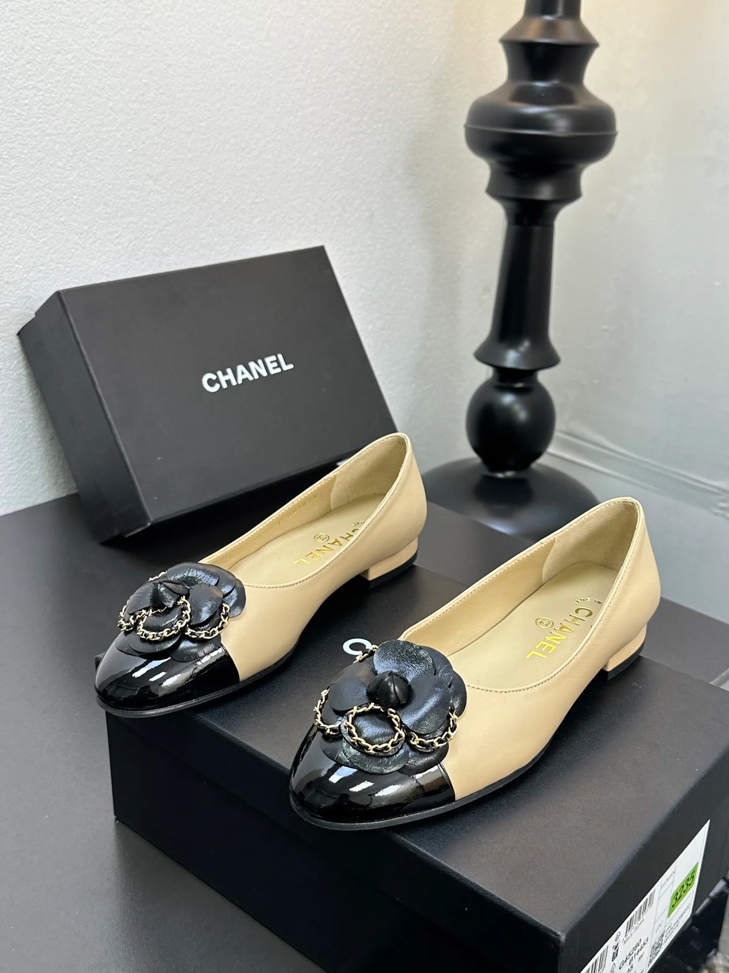 👟👟Ex-factory price 600👟👟 CHANEL｜Chanel Chanel 25C early spring new product Camellia series flat shoes This season’s Camellia series is really beautiful😍 Grandma Xiang’s family has always had the elegant and ladylike temperament, full of high-end sense! It’s very nice on the feet~ Whether worn barefoot or paired with skirts or trousers, it’s very versatile! Incomparably beautiful! Extraordinarily fairy 🧚 Overwhelmingly girly‼ ️ The upper is made of imported lambskin, the lining is made of mixed sheepskin, and the Italian A-grade leather outsole Size: 35-39 (40/41 customized)